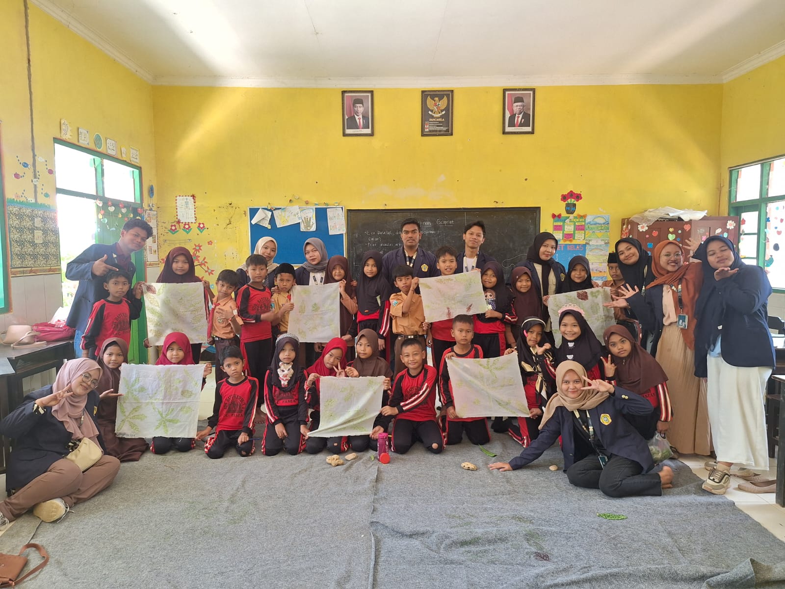 Foto Bersama Mahasiswa KKN-19 Universitas Trunojoyo Madura dengan Siswa Kelas 4 dan 5 SDN Batukerbuy 2, Sabtu (20/07/2024). Foto: dokumen pribadi