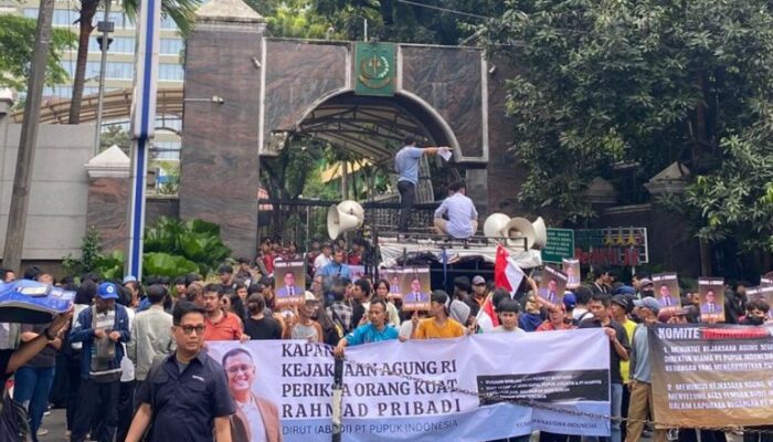 Mahasiswa Demo Kejagung Tuntut Dirut PT Pupuk Indonesia Diperiksa