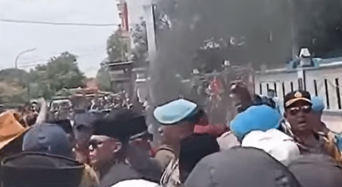 Demo Tuntut Pilkades di Sampang Ricuh, Polisi Lepas 8 Tembakan Gas Air Mata
