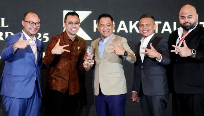 Dirut Krakatau Steel Raih Leadership Excellence Award 2025 dari HIPMI dan Danantara Indonesia Business Forum