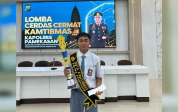 Arman Ardiansyah, siswa SMK Al-Fudhola’ Pamekasan, saat menerima penghargaan Juara 3 Lomba Cerdas Cermat Kamtibmas Kapolres Pamekasan di Aula Tatag Trawang Tungga, Senin (20/10/2025).