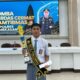 Arman Ardiansyah, siswa SMK Al-Fudhola’ Pamekasan, saat menerima penghargaan Juara 3 Lomba Cerdas Cermat Kamtibmas Kapolres Pamekasan di Aula Tatag Trawang Tungga, Senin (20/10/2025).