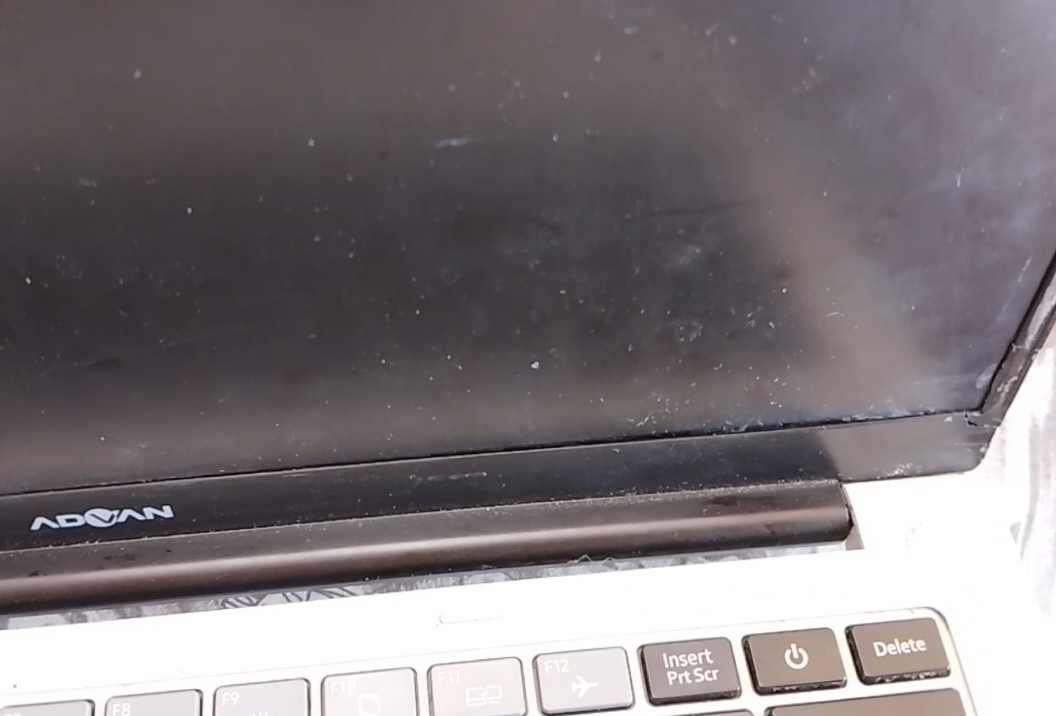 Rutin Membersihkan Debu pada Keyboard dan Layar

